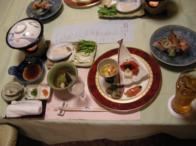 さて、夕飯です。<br />まず、一番最初にセットされたのがこの形でした。<br />たくさん並んでるぞ〜！