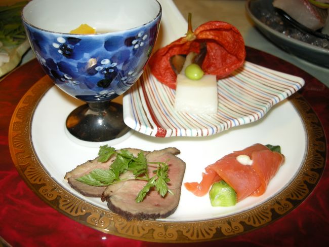 さて一番最初に出てきたものを見てみると美味しそう〜♪<br />この中で特に美味しかったのは、合鴨！<br />サーモンも美味しかったけど（б▽б）