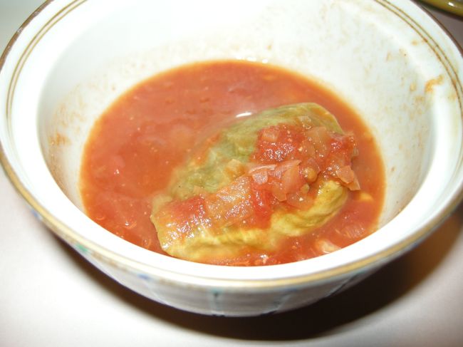 さて、どんどん出てきます。<br />これは帆立貝とすずきのレタス包みトマトソース。<br />うま〜。