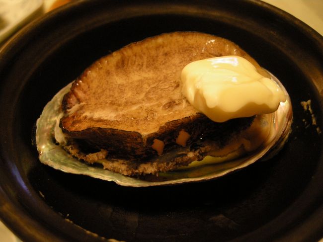 これが食べる前に選んだ鮑！<br />やっぱ中々食べれないもんね〜☆<br />バターをのせてコリコリの食感を楽しみました。