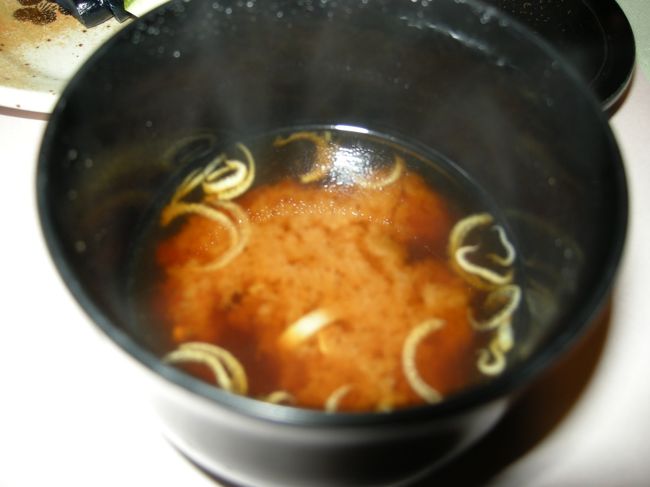 赤だし汁です。中には湯葉と茗荷が…