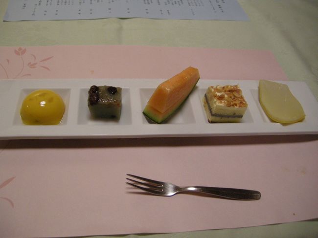 最後にデザート！<br />メニューとちょっと違うのは、苺アイスじゃないこと。<br />マンゴープリンに変わってました♪<br />献立を見たときに、５種類もあるから友達と<br />「きっと１品、後で選ぶんだね〜」とか言ってたら<br />小さく全部出てきたから驚いた〜（ノ▽≦）