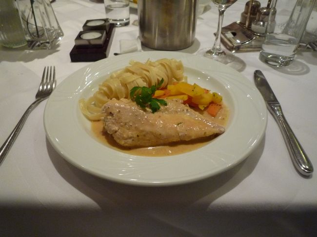 さてさて、ホテルに到着して、<br />さっそくディナーです。<br /><br />今夜のメニューはたぶんチキンのソテーかと思います・・・。<br /><br />ほかは・・・記憶にございません・・・。<br />本日は連泊なのでゆっくりご就寝☆