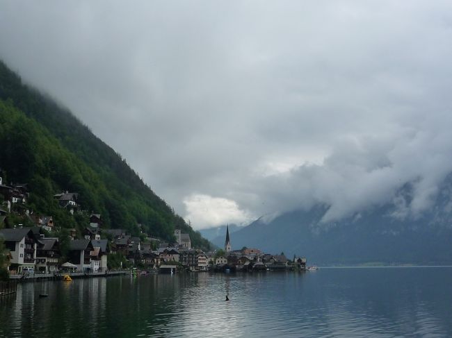 ホテルを出発して、早速ハルシュタットへ<br /><br />下車後、ちょっと写真タイム。<br />あいにくの天気でちょっと残念。