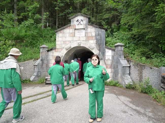 到着後、添乗員さんが次のケーブルカーで来るまで、<br />待ちまして、早速塩抗の入り口まで向かいます。<br /><br />これが、結構な坂道をテクテクと歩くのです。<br />いや、日頃の運動不足がたって、ヘイコラヘイコラ<br />歩きました。<br />（私なんかより諸先輩方の方が元気です(^-^;）<br /><br />で、しばらく入口で待ってやっと入れます。<br />荷物は受け付に預け、作業着のような物を上から着ます。<br />←がその図。モデルは母でございます。