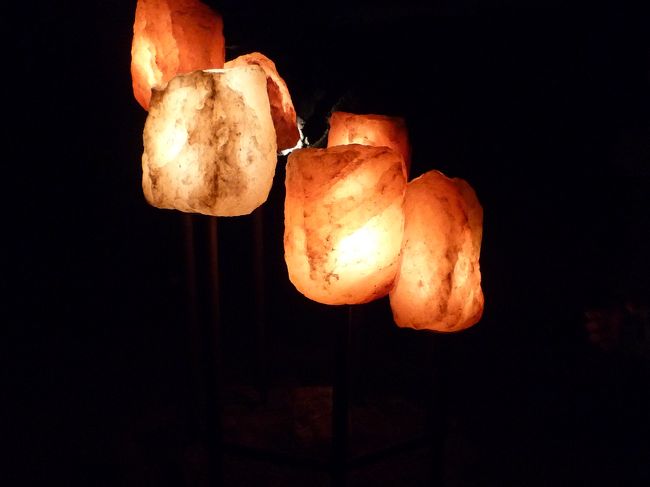 外はさすがに作業着を着ていたので暑かったですが、<br />中はヒンヤリと冷たいです。<br /><br />延々と歩いて行くと説明場所があります。<br /><br />←は岩塩の中からライトを照らした状態です。<br /><br />途中、2回滑り台を滑るところがあります。<br />一回目はショート。<br />二回目はロング。（結構なスピードが出ます(^-^;）<br />ちなみに、二回目のところではスピードメーターがついており、下のモニターで確認できます。<br />母と一緒に滑ったのですが・・・<br />話によると100キロくらいでていたとか？（本当か？？？）<br />確かに、最後にディズニーランド商法と同じく<br />写真が勝手に取られるのですが、<br />我が家の写真はありませんでした・・・（謎）