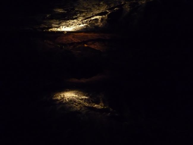 え〜、これは地底湖です。<br />分かりづらいですが・・・。