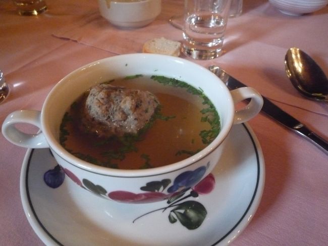 見学後はランチです。<br /><br />まずはレバー団子のスープ<br />ちょっと癖があって、苦手の人はダメかも。<br />少しコショウをかけて匂いを消して食べました。