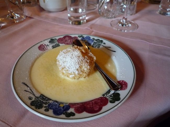 チーズ団子カスタードソースがけ