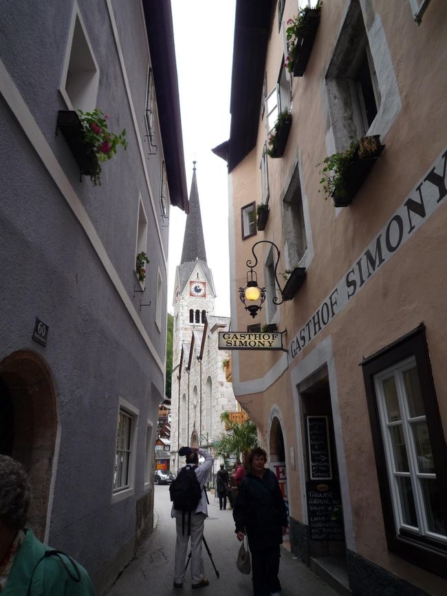 道の向こうに教会の塔が見えます。