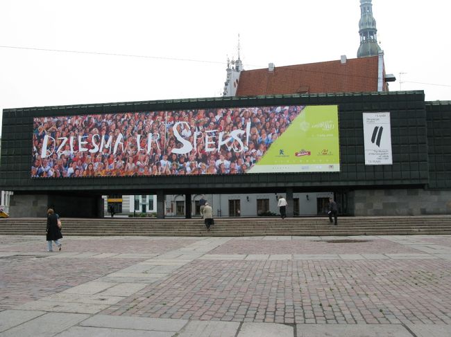 7/13ラトビア1日目，日本語ガイドさん（客は私一人）の徒歩市内90分1200-1330のあと，聖ペテロ教会の塔に昇り，リガ市の景色を楽しむ．そこからもう一度，市庁舎広場にもどりラトヴィア占領博物館をみる．この国はまだ占領者だったロシア人が30％近く残り複雑な民族問題を抱えている．入場料は無料，カンパOK.