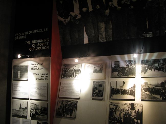 ソ連とナチスにほんろうされた歴史が数々の遺品などによって証言される．