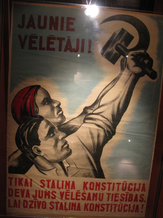 鎌とハンマーは共産主義の理想とは裏腹の歴史を歩む．多数のラトヴィア人が流刑．ほとんどが生きて帰れなかった．