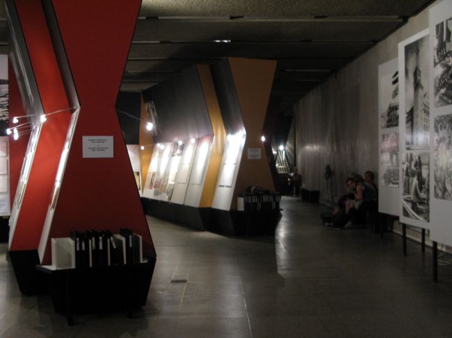 博物館は丁寧な展示がされている．ナチスの侵略では社会主義者やユダヤ人が収容所送り，虐殺，ソ連再占領ではナチ協力者や「人民の敵」が収容所送り，虐殺された．