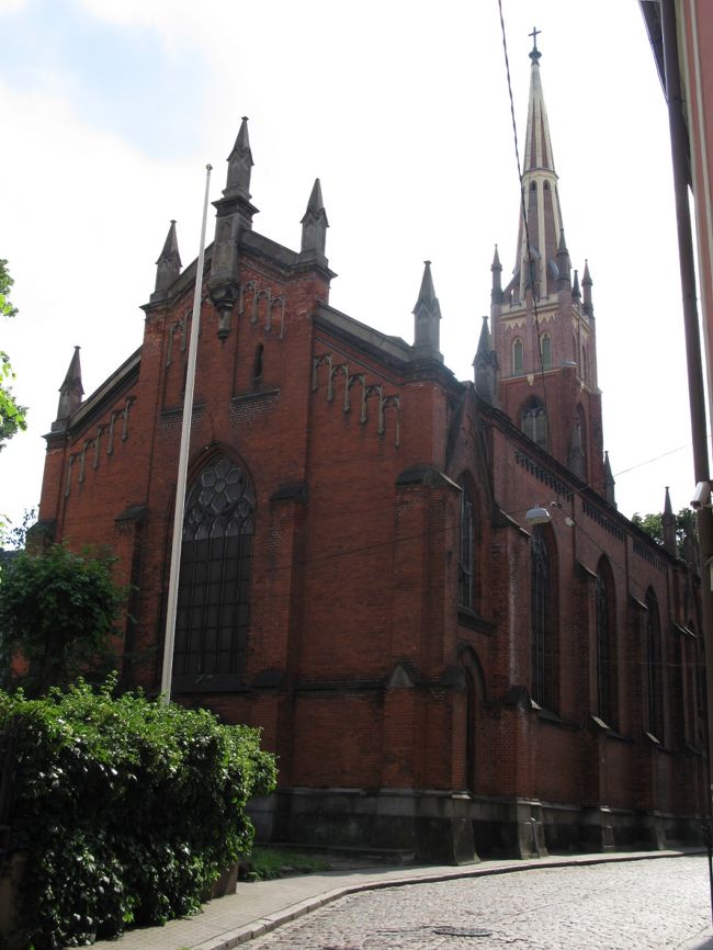 すこし気が重くなったが再度旧市内の北の方へ，英国教会．