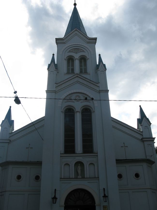 聖母受難教会．白い女性的な建物