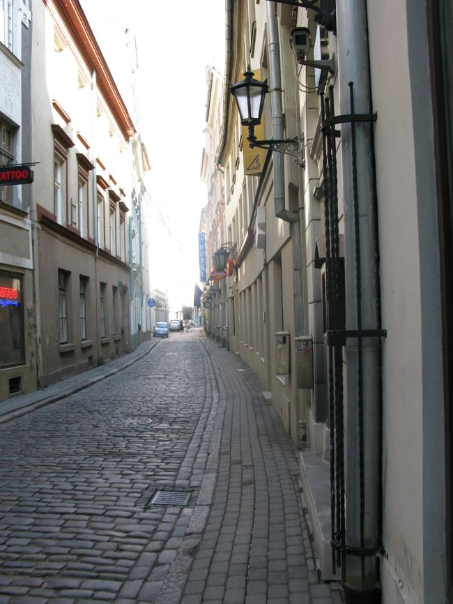 新市内へ向かう，旧市内はどの道も風情がある．この石畳も農民が2個づつ，リガへの入場税としてもってきたものだろうか．