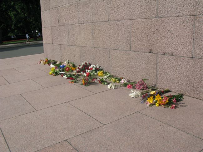 塔の下に花が置かれていた．