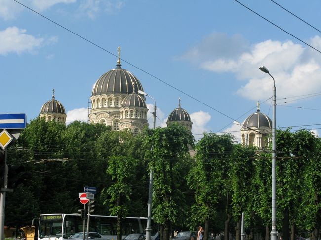 救世主生誕大聖堂，ロシア正教の聖堂，入口に親子連れのものもらいがいる．（ものもらいは駅周辺の地下道の入り口にも何人かいたがそう人数は多くない）．なかにはたくさんの信者が．ラトビアに住むロシア人（祖国がない人ともいえる．ラトビアは全体にラトビア化，EU化を強力に推し進めている）には心のよりどころだろう．信者の多さに圧倒され内陣の写真を撮るのは遠慮してしまった．