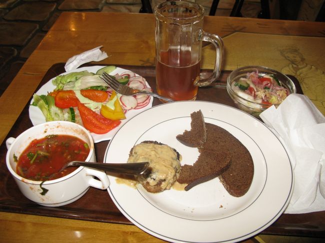 昼を食べなかったのでさすがにおなかがすいた．Vermanitisというセルフスタイルのレストランに．サラダ，トマトスープ，酢漬けのサラダ，ハンバーグにホワイトソース，ライ麦パン，ビールで5.90Ls（1400円くらい）と安い！おいしかった！