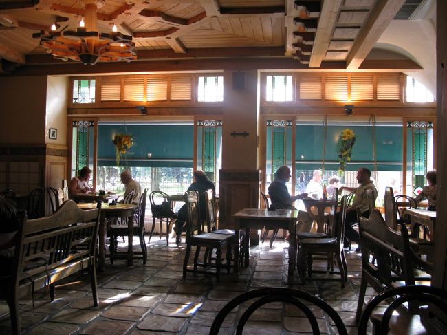 18時頃の早めの食事，昼を食べなかった（朝Vantaa空港で6ユーロもする大きなパンをたべたのでおなか減らなかった）ので，レストランの様子，ウェートレスは民俗衣装を着ているので観光用でもあるのだろう，食べている人にはラトビア人が多いようだ．