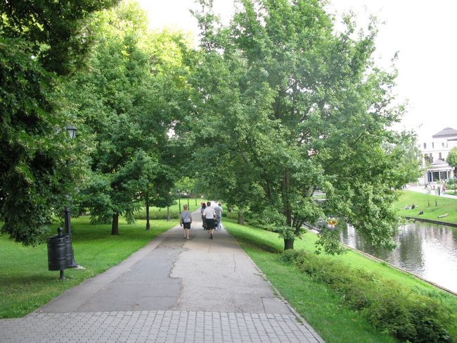 Pilsetas運河沿いの公園，夕日に映えてきれいだ．