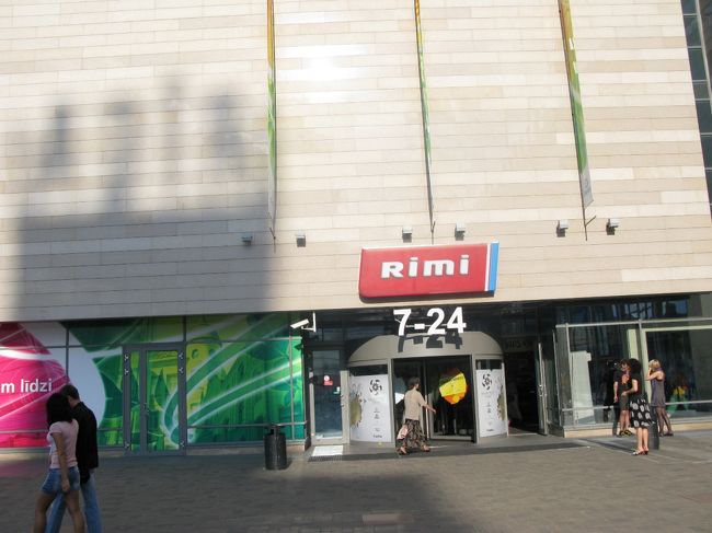 3日間リガ駅前のスーパーRIMIにお世話になる．ホテルから歩いて4分弱．毎日ビール0.40Ls，水0.32Ls，つまみ（ザウアークラフトかボイルした野菜）0.69Lsが夜の友であった．