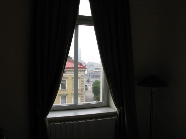 ホテルの中からのぞく，もう夜の9時近く．