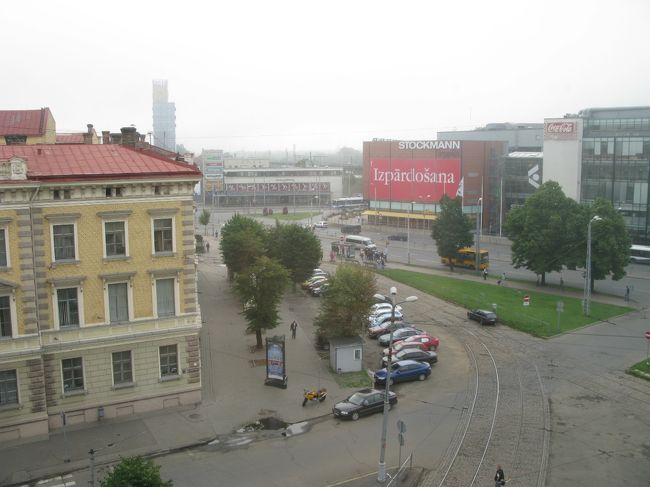 部屋からストックマンや駅の手前のスポーツ用品店のビルが見える．