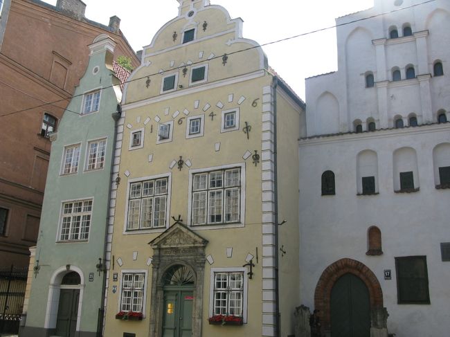 ラトヴィア3日目朝のバスで，Kuldigaへ行こうと思っていたがバスに乗り遅れ，急遽Tukumsに行くことにした（次のブログ参照）.しかし電車の時間は11時26分，約2時間あったので日曜日にしまっていた博物館に行くことにした．まず三人兄弟にいく．3つの時代が異なる家が並ぶ．9時からの開館と書いてあったが，入ってみると今は休んでいると．中庭だけは見ることができるといわれた．