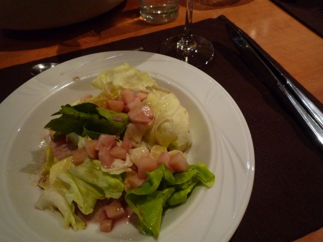 一通り、町を散策し<br />ホテルへ戻りながら色々お土産も物色。<br />雨もパラパラ降ってきて早々にホテルへ退散。<br /><br />夕食まで部屋でのんびり過ごしました。<br /><br />本日の夕食は<br />サラダに・・・<br />