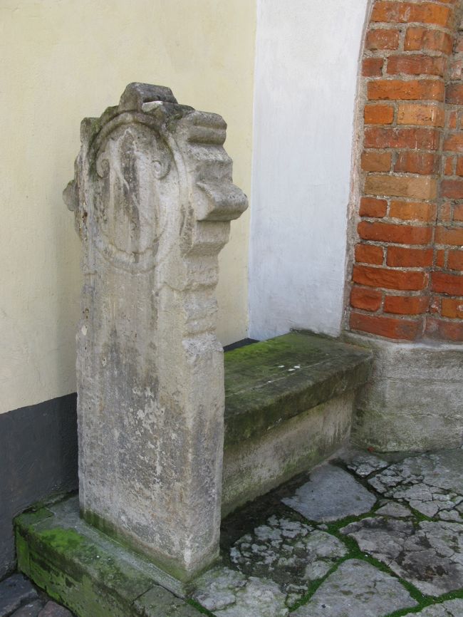 一番古い家が一番広く，前庭もあり，石のベンチが置かれている．