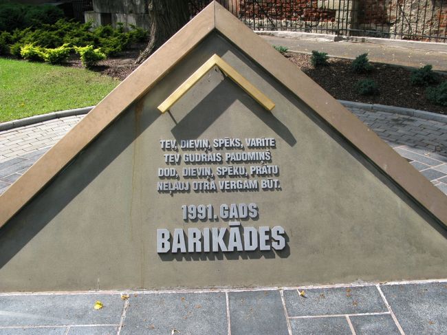 次に1991年のバリケード博物館に行く．この写真は13日に日本語ガイドさんと一緒に回った時のバリケード記念碑（この記念碑とは別の場所にある）