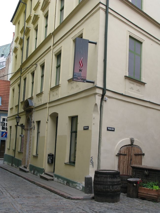 バリケード博物館　入場無料（カンパ）なかではラトビア独立の戦いのドキュメンタリーを上映している．40分みてしまった．本当にもう少しで大量虐殺があったかもしれない緊迫した状況であったことがわかる．