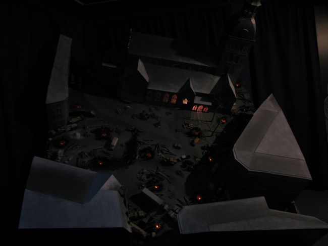 リーガ大聖堂の前のドーム広場にバリケードが築かれた．夜の様子が模型で再現されている