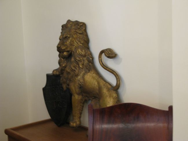 薬局にはライオンなぜかライオンのシンボルが多い，なぜだろう．スウェーデンマルメの獅子薬局を思い出す．