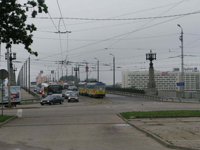 これは1日目昼に撮影した，Akmens橋をわたる市電．編集の都合上ここに掲載した．