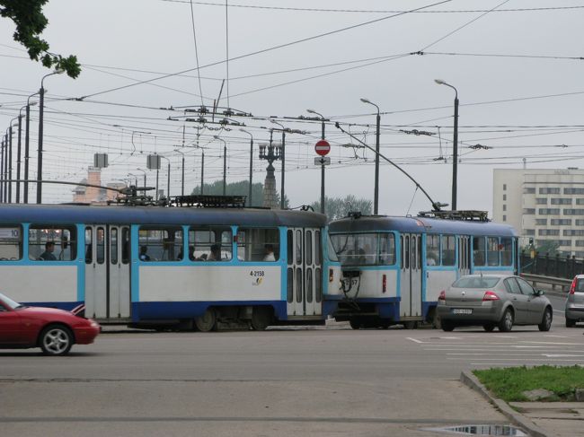 道を曲がっていく．