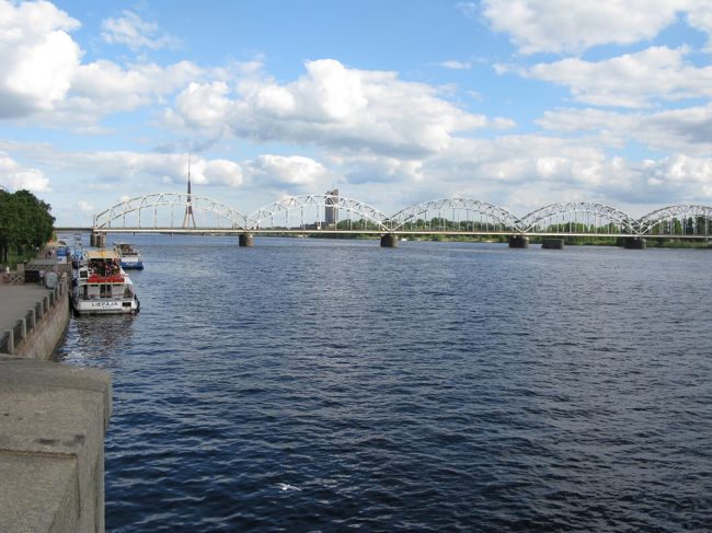 3日目，Tukums,Majoriに行ってから，1744着の列車でリガに帰ってきた．あまりにDaugava川を渡るとき，夕日に川面が映えるので，急遽行きたくなり，列車を降りてからAkmens橋に向かう．旧市内を避けて行ったが駅から結構遠く15分くらいかかった，むしろ旧市内を突っ切った方が近かったかもしれない．橋からの風景．