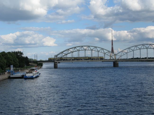 乗ってきた鉄道橋を望む