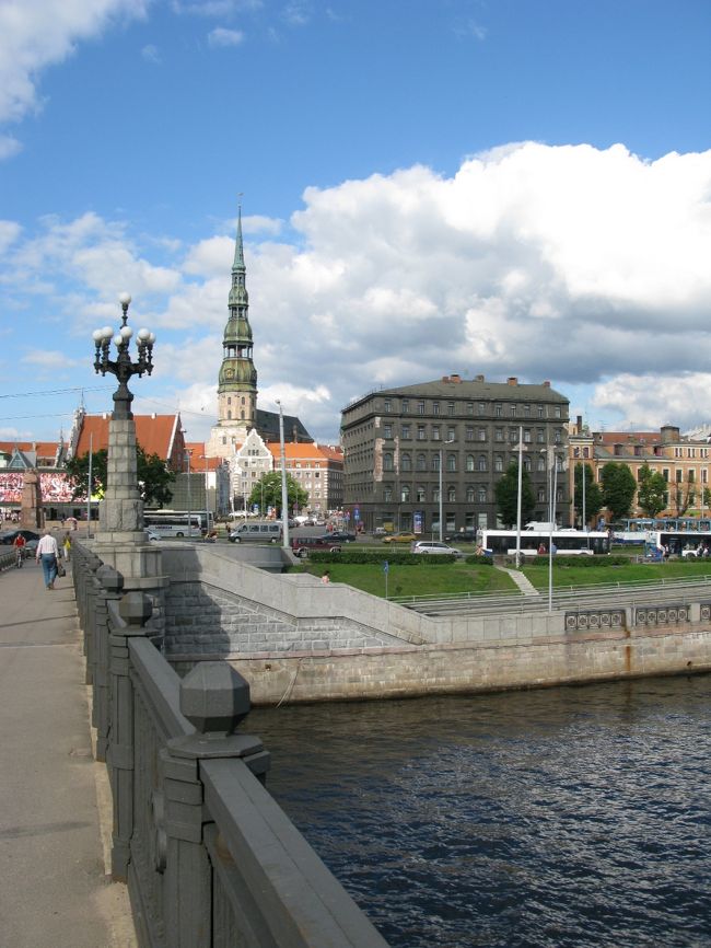 橋から旧市内をのぞむ，聖ペテロ教会の塔がはえる．