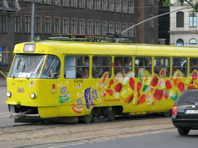 橋を渡るカラフルな市電．