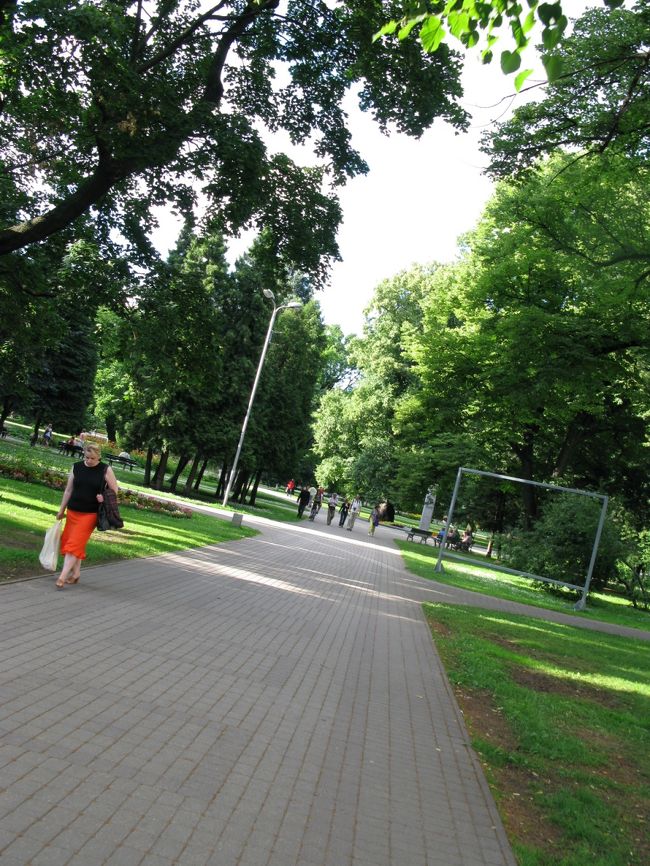 Vermanes公園の中を通るのが近い．