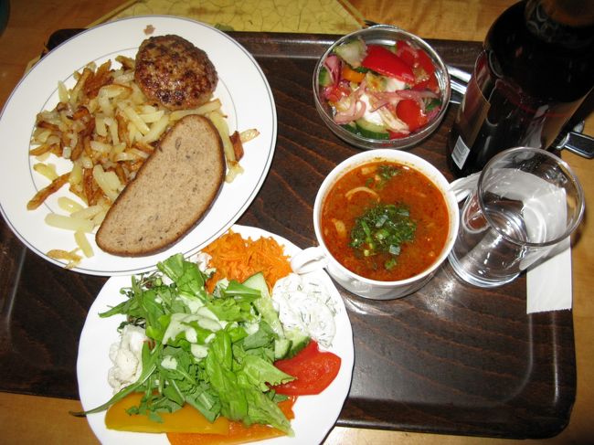 この日はサラダ，グヤーシュスープ，酢漬けのサラダ，ポテト，ライ麦パン，ハンバーグ，ビールと水で6.75Ls.いろいろなものが食べたくて目移りしてしまうがなぜかもう1回ハンバーグにしてしまった．（他のは大きくてカロリーがありそうなので敬遠）