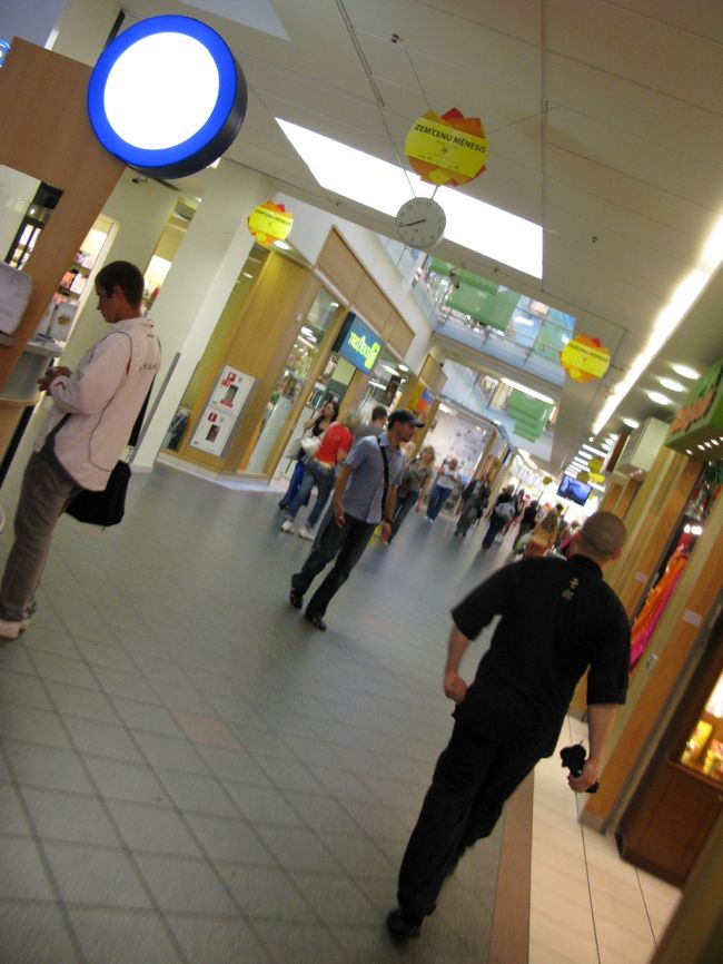 かえりはRIMIの入っている駅前ショッピングセンターをぶらぶらする．<br />明日の朝は700発のSK9613便に乗る，430には起きなければならない．3日間のラトビアを本当に堪能したと思う．印象的な国だった．