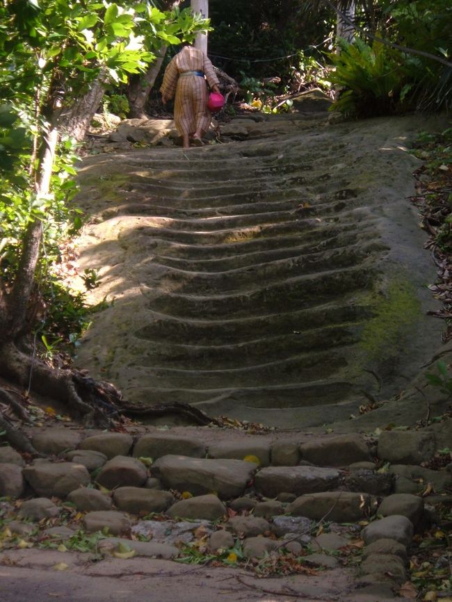 御嶽の総本山・友利御嶽へ向かうおばあ<br /><br />神聖な場なので部外者は立ち入り禁止<br />豊年祭の朝、衣装を身に纏い祈祷へ向かう