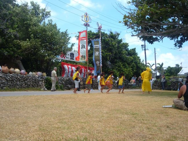 カムラーマ<br />子孫繁栄の神様で、黄色の衣装を身につけている。<br />子供達の頭をグバ笹で撫で回る。<br />カムラーマは、他の豊年祭では現れない、鳩間島独特の風習。