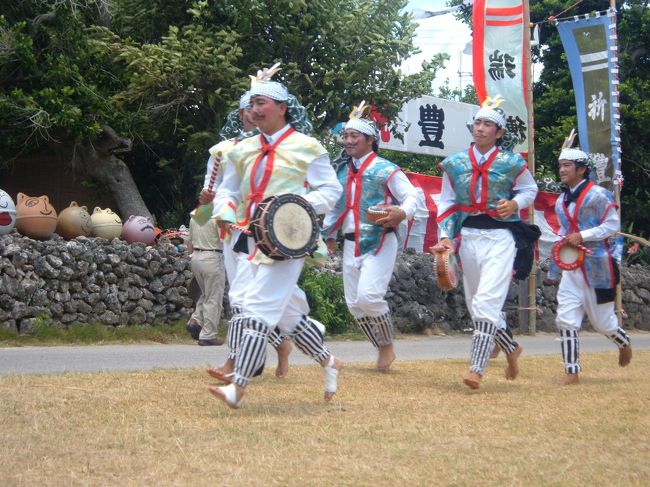 奉納芸能<br />棒術やマミドーマなど、様々な芸能が奉納される。