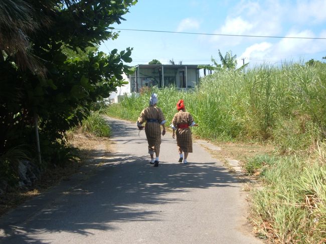 奉納芸能を終えて、お弁当片手に家路につく２人