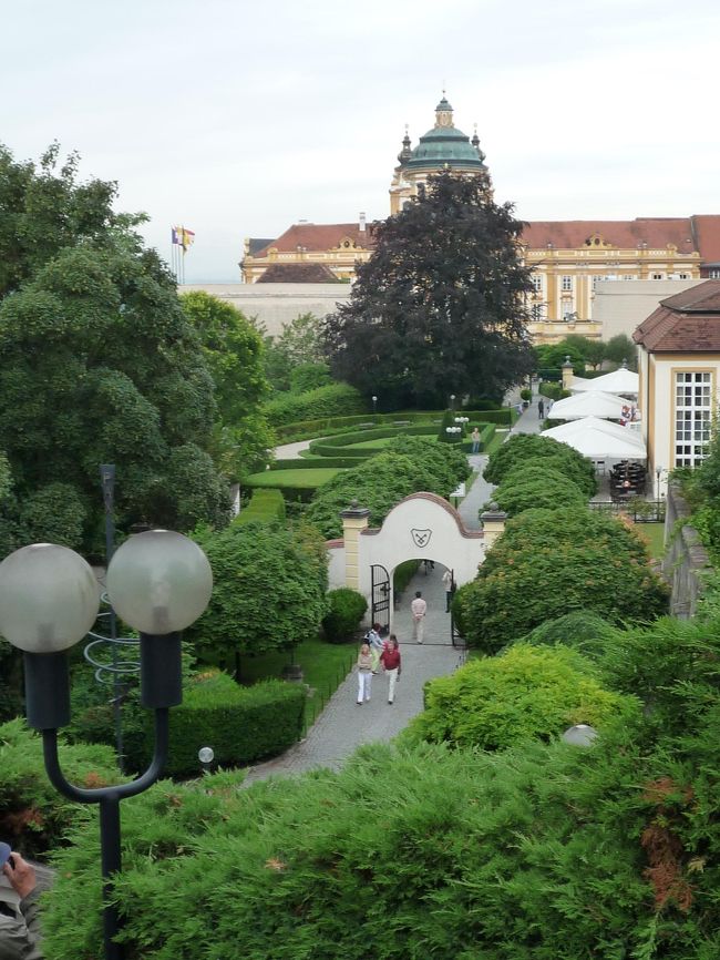 ホテルを出発して、まずはメルクへ<br /><br />来る途中、バスの車窓から修道院の全貌が見えたのですが、反対側の座席に座っていたので撮るのを断念。<br />それにしても、巨大な修道院です。<br /><br />下車後、修道院へ<br /><br />